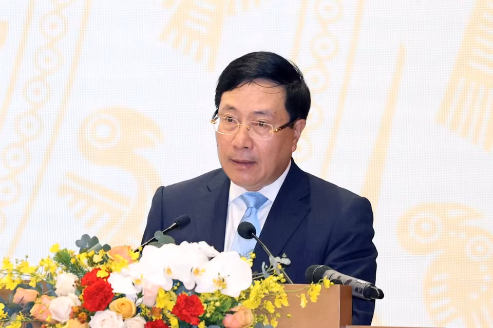 Phó Thủ tướng Phạm Bình Minh trình bày Báo cáo tóm tắt kiểm điểm công tác chỉ đạo, điều hành của Chính phủ năm 2020 và 5 năm 2016-2020. (Ảnh: Thống Nhất/TTXVN)