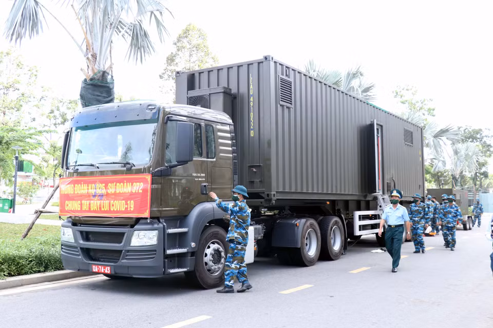 Hai hệ thống sản xuất oxy lưu động có công suất 40-60 bình oxy sang chiết loại 40 lít/ngày được triển khai sẵn sàng đáp ứng nhu cầu vê oxy thở của các bệnh viện trên địa bàn Thành phố Hồ Chí Minh. (Ảnh: Xuân Khu/TTXVN)
