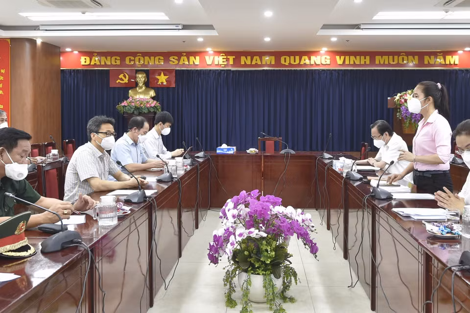 Phó Thủ tướng Vũ Đức Đam làm việc với Lãnh đạo Quận 6. (Ảnh: TTXVN phát)