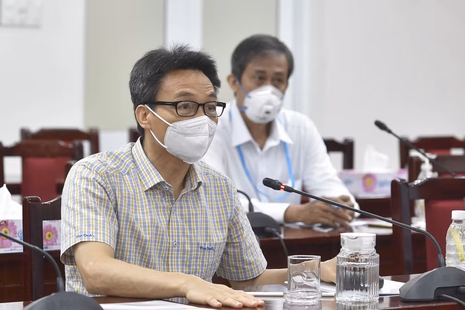 Phó Thủ tướng Vũ Đức Đam trao đổi với Lãnh đạo Quận 6. (Ảnh: TTXVN phát)
