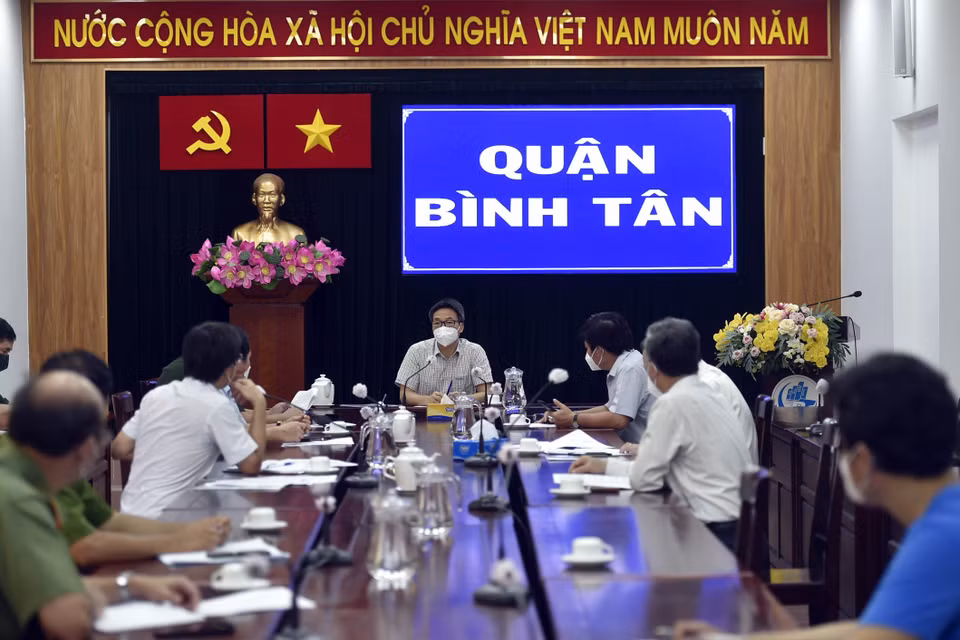 Phó Thủ tướng Vũ Đức Đam làm việc Lãnh đạo quận Bình Tân. (Ảnh: TTXVN phát)