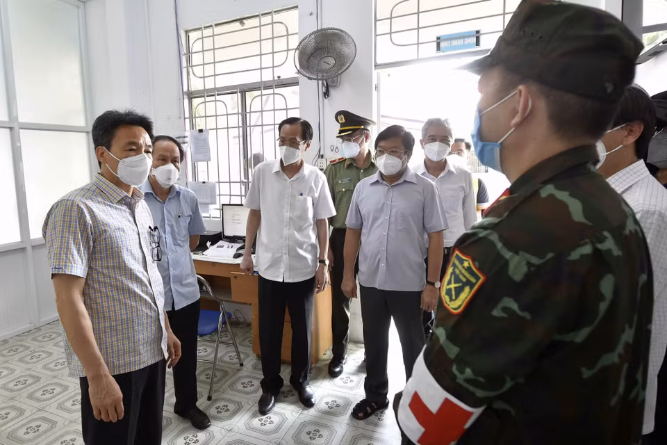 Phó Thủ tướng Vũ Đức Đam kiểm tra tại Trạm y tế lưu động Phường 11, Quận 6. (Ảnh: TTXVN phát)