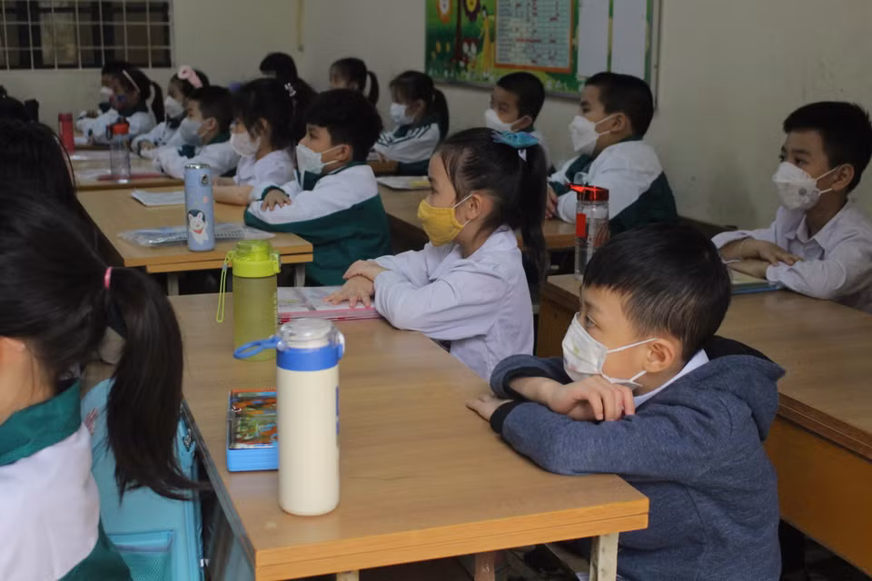 Các em học sinh được gia đình trang bị chai nước cá nhân. Cùng với đó, nhà trường cũng chuẩn bị sẵn cốc uống nước riêng để trẻ sử dụng nếu cần. (Ảnh: Minh Anh/Vietnam)