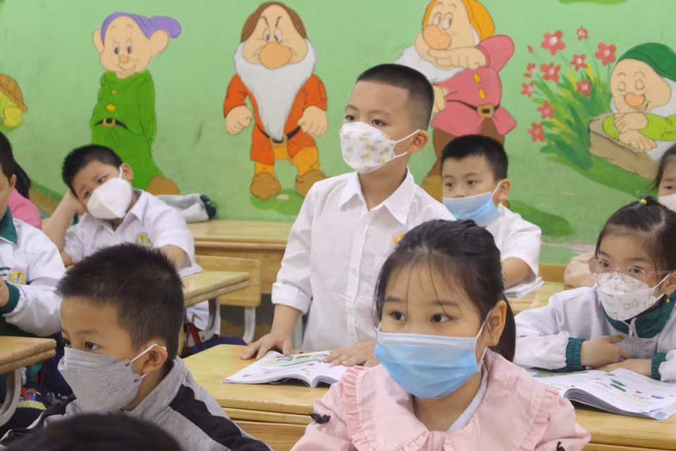 Trẻ liên tục đeo khẩu trang trong khi học. (Ảnh: )