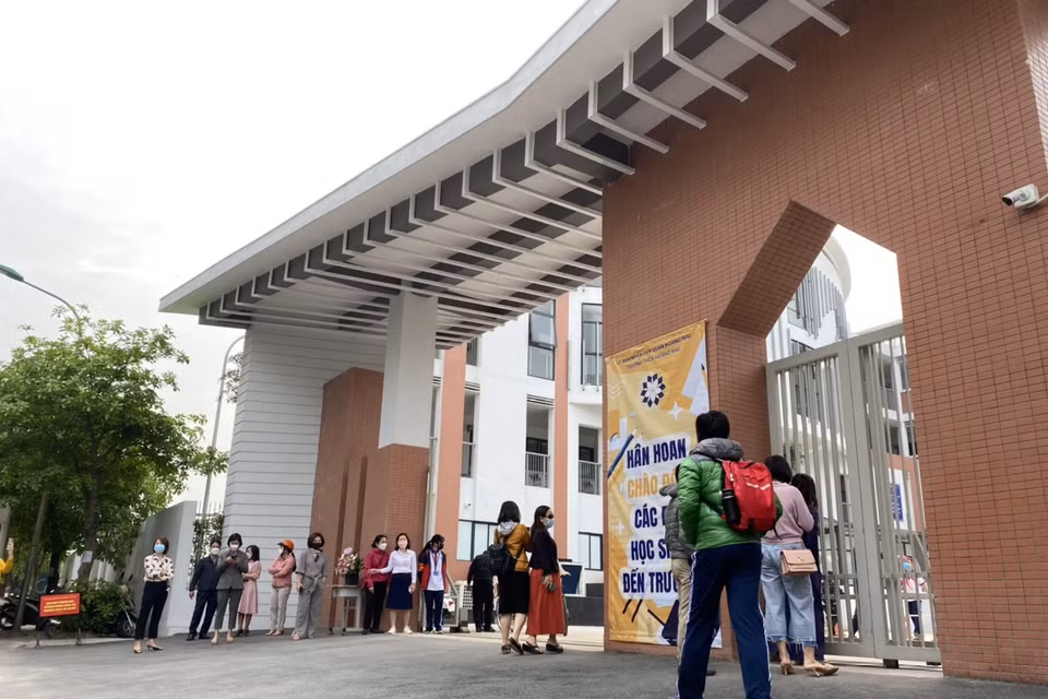 Ngay từ sớm, Ban giám hiệu, giáo viên Trường THCS Hoàng Mai ra đón các con ở cổng trường. Dù 7 giờ 15 phút mới cần có mặt, song nhiều em đã đến trường từ 6 giờ 30 phút. (Ảnh: PV/Vietnam+)