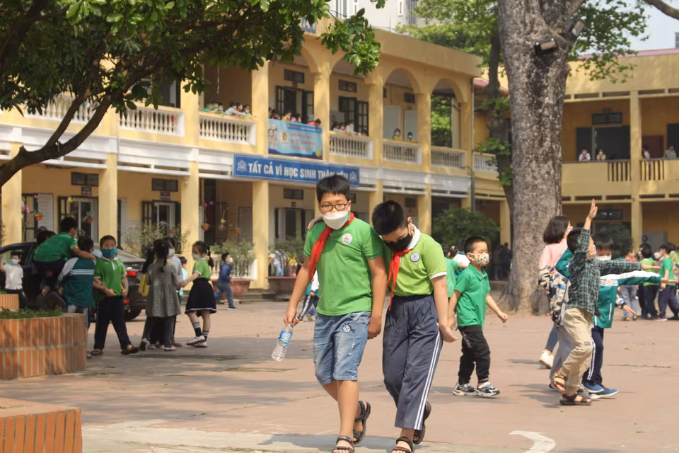 Theo ghi nhận từ trường Tiểu học Thanh Liệt (Thanh Trì), trong giờ giải lao các em vẫn liên tục đeo khẩu trang khi vui chơi. (Ảnh: Minh Anh/Vietnam+) 