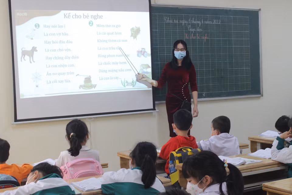 Đại diện trường Tiểu học Phạm Tu, Hiệu trưởng Lê Thị Thu Hằng, cho biết nhà trường đã tiến hành tổng dọn vệ sinh khuôn viên nhà trường kỹ lưỡng. Số lượng học sinh đến trường sáng 6/4 đạt gần 100%, những em chưa thể đến trường được phối hợp tổ chức học cùng lớp qua Zoom. (Ảnh: Minh Anh/Vietnam+)