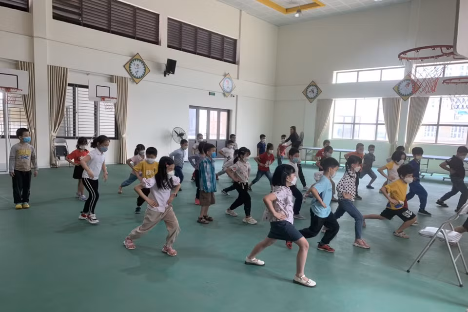 Đeo khẩu trang nghiêm túc trong giờ học thể dục của lớp 2A1, Tiểu học Hoàng Mai. (Ảnh: PV/Vietnam+)