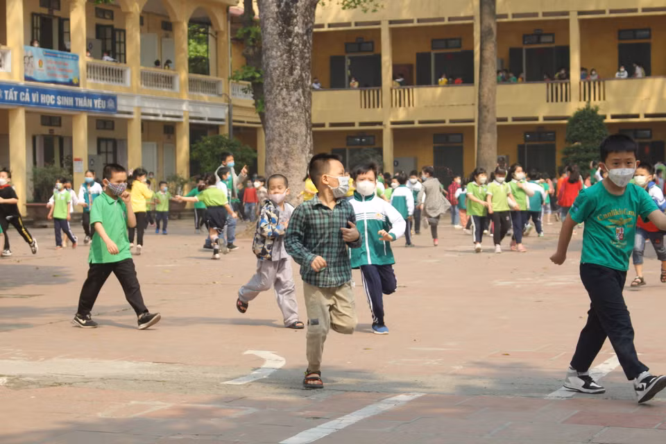 Hiệu trưởng trường Tiểu học Thanh Liệt Trần Thị Loan cho biết trong ngày hôm nay trường đón 1.503 học sinh tới học trực tiếp, 27 học sinh học trực tuyến. Trường xác định sẽ phải liên tục thích ứng, linh hoạt và đảm bảo về cơ sở vật chất, giữ vệ sinh, an toàn với phương pháp phòng dịch; cung cấp cơ sở hạ tầng đảm bảo phục vụ song song học trực tiếp-trực tuyến; học sinh của trường sẽ học một buổi/ngày trong ba ngày đầu, nhà trường sẽ tổ chức học hai buổi/ngày theo kế hoạch (có tổ chức ăn bán trú từ tuần sau, trên tinh thần tự nguyện của phụ huynh). (Ảnh: Minh Anh/Vietnam+) 