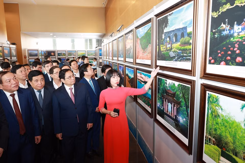 Thủ tướng Phạm Minh Chính và các đại biểu tham quan Triển lãm ảnh Bắc Trung Bộ và duyên hải Trung Bộ “Liên kết-Đột phá từ kinh tế biển-Phát triển nhanh và bền vững.” (Ảnh: Dương Giang/TTXVN) 