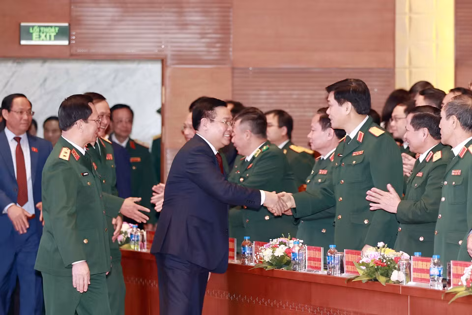 Chủ tịch Quốc hội Vương Đình Huệ với đại biểu dự gặp mặt kỷ niệm 68 năm Ngày Thầy thuốc Việt Nam. (Ảnh: Doãn Tấn/TTXVN)