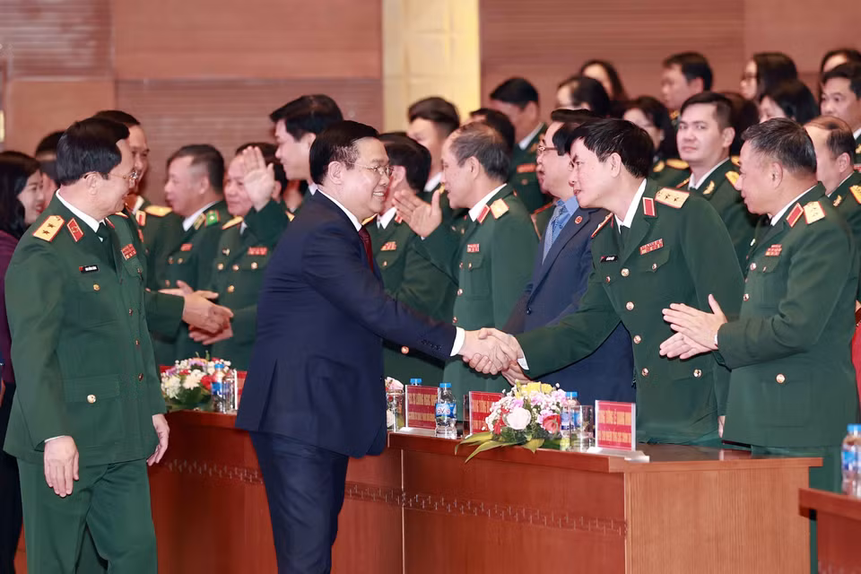 Chủ tịch Quốc hội Vương Đình Huệ với đại biểu dự gặp mặt kỷ niệm 68 năm Ngày Thầy thuốc Việt Nam. (Ảnh: Doãn Tấn/TTXVN)