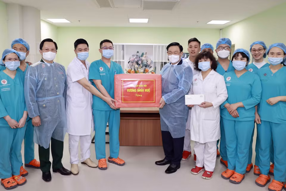 Chủ tịch Quốc hội Vương Đình Huệ thăm, tặng quà bệnh nhân tại Khoa hồi sức ngoại khoa và ghép tạng, Bệnh viện Trung ương Quân đội 108. (Ảnh: Doãn Tấn/TTXVN)