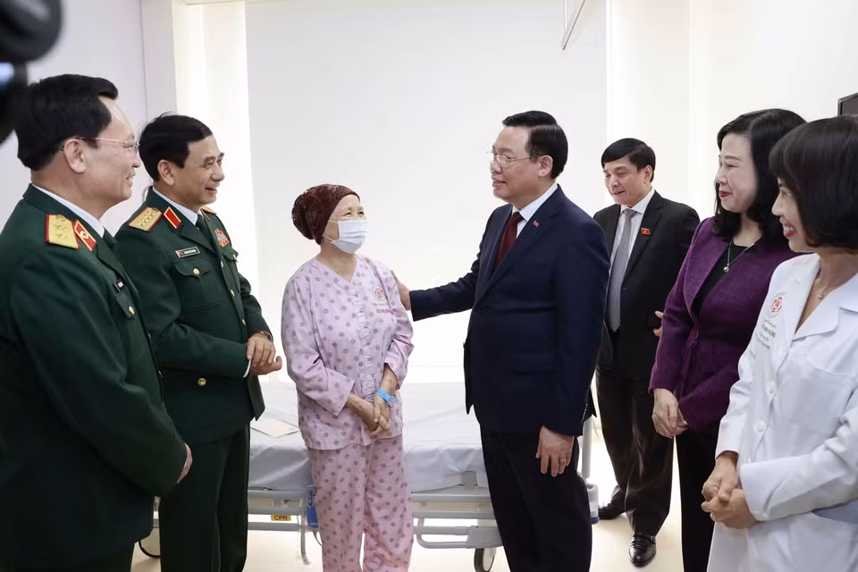 Chủ tịch Quốc hội Vương Đình Huệ thăm, tặng quà bệnh nhân tại Khoa ung bướu, Bệnh viện Trung ương Quân đội 108. (Ảnh: Doãn Tấn/TTXVN)