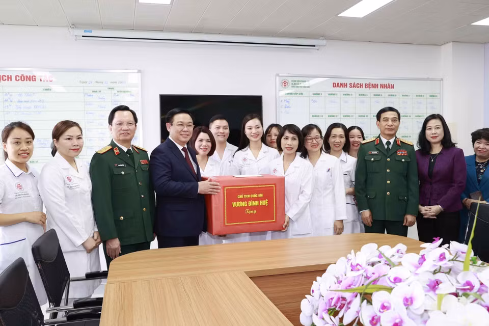Chủ tịch Quốc hội Vương Đình Huệ thăm, tặng quà Khoa ung bướu, Bệnh viện Trung ương Quân đội 108. (Ảnh: Doãn Tấn/TTXVN)