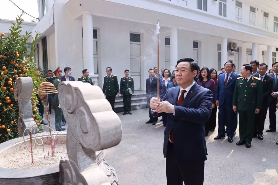Chủ tịch Quốc hội Vương Đình Huệ dâng hương tại Nhà tưởng niệm Chủ tịch Hồ Chí Minh. (Ảnh: Doãn Tấn/TTXVN)