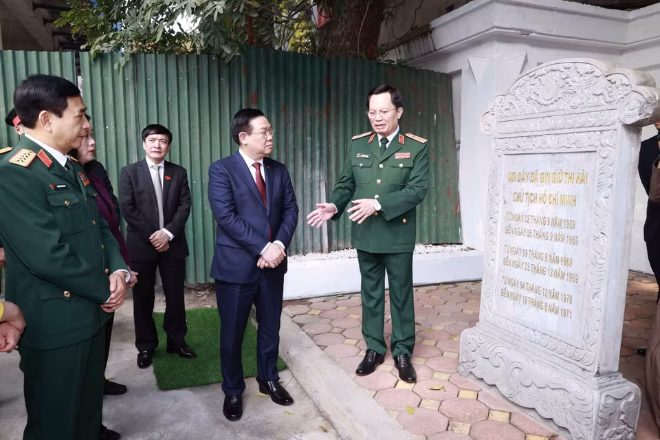 Chủ tịch Quốc hội Vương Đình Huệ thăm Nhà tưởng niệm Chủ tịch Hồ Chí Minh tại Bệnh viện Trung ương Quân đội 108. (Ảnh: Doãn Tấn/TTXVN)