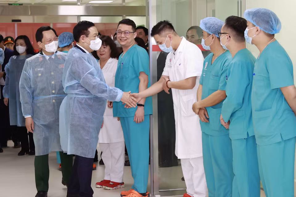 Chủ tịch Quốc hội Vương Đình Huệ với các y, bác sỹ Khoa hồi sức ngoại khoa và ghép tạng, Bệnh viện Trung ương Quân đội 108. (Ảnh: Doãn Tấn/TTXVN)