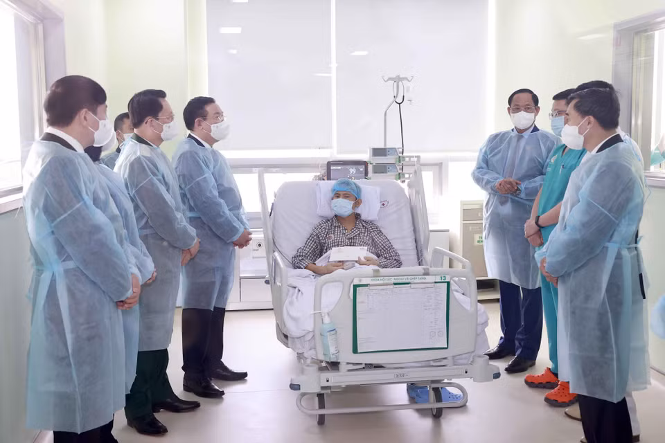 Chủ tịch Quốc hội Vương Đình Huệ thăm, tặng quà bệnh nhân tại Khoa hồi sức ngoại khoa và ghép tạng, Bệnh viện Trung ương Quân đội 108. (Ảnh: Doãn Tấn/TTXVN)