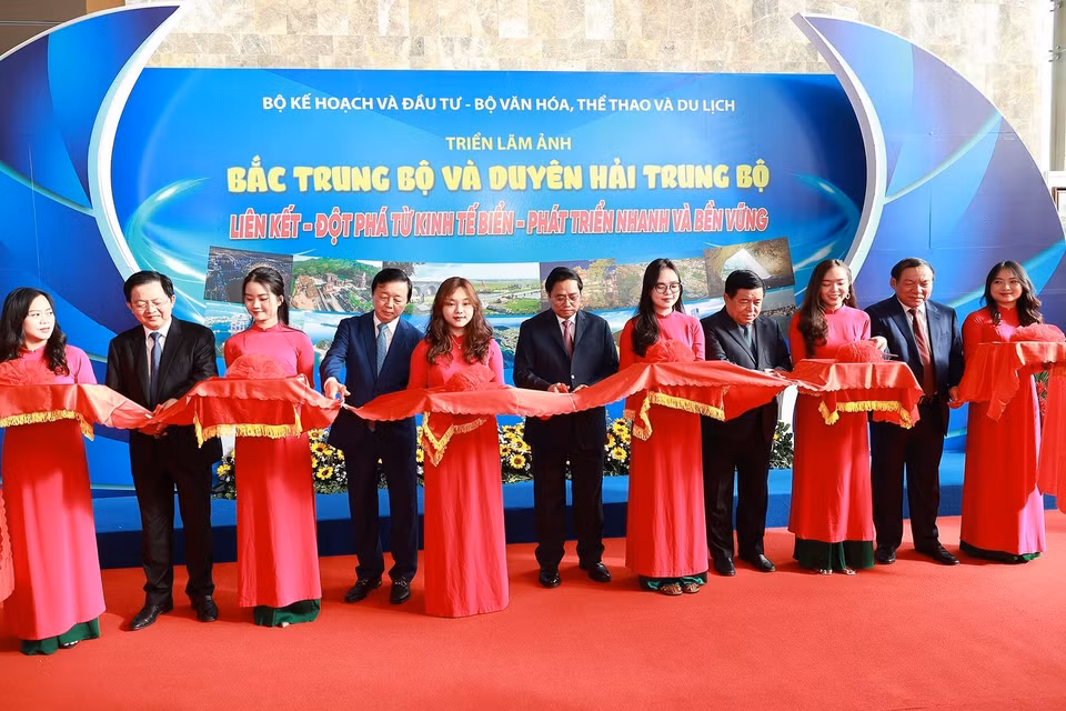 Thủ tướng Phạm Minh Chính và các đại biểu cắt băng khai mạc Triển lãm ảnh Bắc Trung Bộ và duyên hải Trung Bộ “Liên kết-Đột phá từ kinh tế biển-Phát triển nhanh và bền vững.” (Ảnh: Dương Giang/TTXVN) 