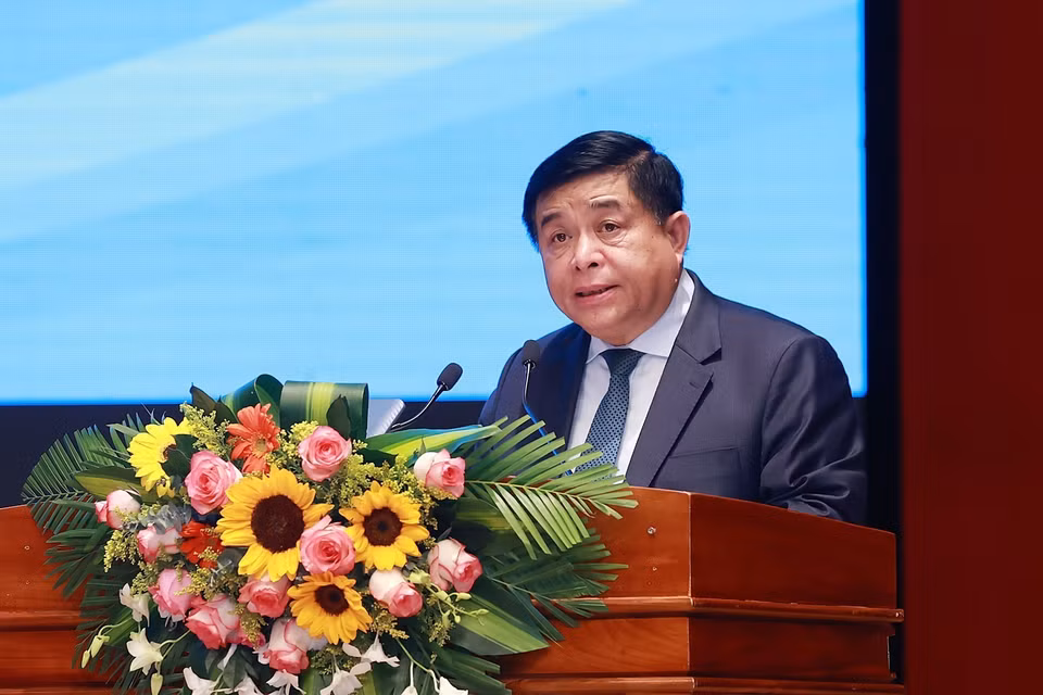 Bộ trưởng Bộ Kế hoạch và Đầu tư Nguyễn Chí Dũng công bố Nghị quyết số 168/NQ-CP của Chính phủ. (Ảnh: Dương Giang/TTXVN)