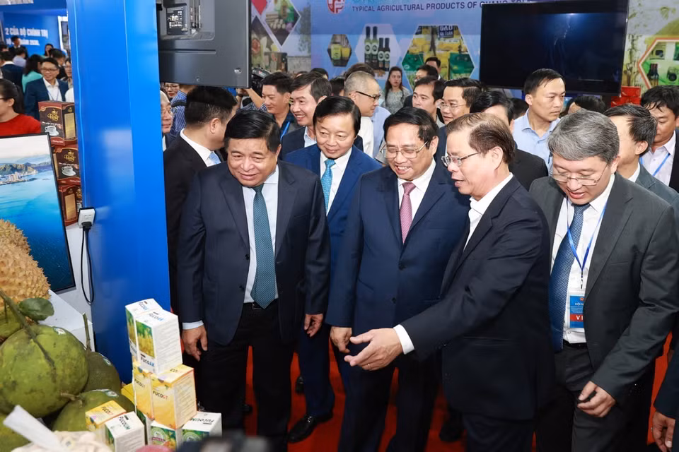 Thủ tướng Phạm Minh Chính tham quan trưng bày sản phẩm của các tỉnh Bắc Trung Bộ và duyên hải Trung Bộ. (Ảnh: Dương Giang/TTXVN)
