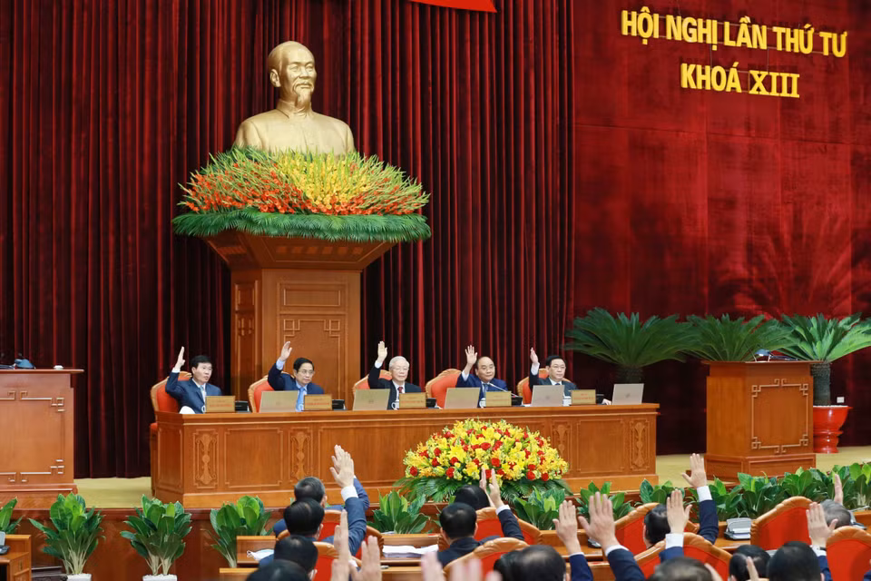 Các đại biểu biểu quyết thông qua chương trình hội nghị. (Ảnh: Phương Hoa/TTXVN)