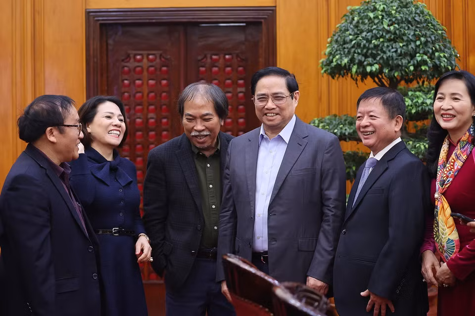 Thủ tướng Phạm Minh Chính với các đại biểu Liên hiệp các Hội Văn học Nghệ thuật Việt Nam. (Ảnh: Dương Giang/TTXVN)