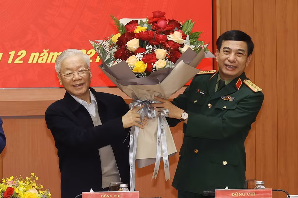Thay mặt Quân ủy Trung ương, Đại tướng Phan Văn Giang, Ủy viên Bộ Chính trị, Phó Bí thư Quân ủy Trung ương, Bộ trưởng Bộ Quốc phòng tặng hoa chúc mừng Tổng Bí thư Nguyễn Phú Trọng, Bí thư Quân ủy Trung ương nhận Giải thưởng Lenin của Đoàn Chủ tịch Ban Chấp hành Trung ương Đảng Cộng sản Liên bang Nga. (Ảnh: Trí Dũng/TTXVN)