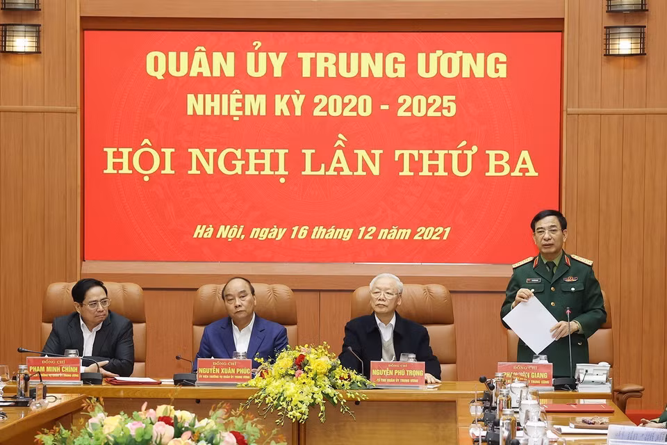 Đại tướng Phan Văn Giang, Ủy viên Bộ Chính trị, Phó Bí thư Quân ủy Trung ương, Bộ trưởng Bộ Quốc phòng phát biểu tại hội nghị. (Ảnh: Trí Dũng/TTXVN)