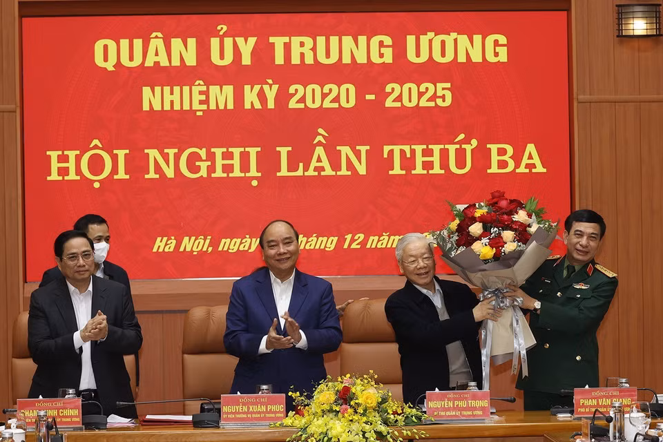 Thay mặt Quân ủy Trung ương, Đại tướng Phan Văn Giang, Ủy viên Bộ Chính trị, Phó Bí thư Quân ủy Trung ương, Bộ trưởng Bộ Quốc phòng tặng hoa chúc mừng Tổng Bí thư Nguyễn Phú Trọng, Bí thư Quân ủy Trung ương nhận Giải thưởng Lenin của Đoàn Chủ tịch Ban Chấp hành Trung ương Đảng Cộng sản Liên bang Nga. (Ảnh: Trí Dũng/TTXVN)
