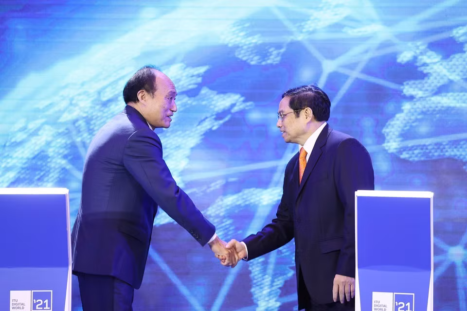 Thủ tướng Phạm Minh Chính và Tổng Thư ký Liên minh Viễn thông thế giới Zhao Houlin tại lễ khai mạc Triển lãm Thế giới số 2021. (Ảnh: Dương Giang/TTXVN)