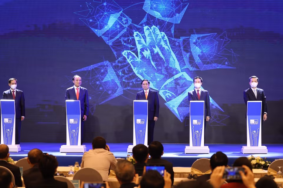 Thủ tướng Phạm Minh Chính và Tổng Thư ký Liên minh Viễn thông thế giới Zhao Houlin cùng các đại biểu thực hiện nghi thức khai mạc Triển lãm Thế giới số 2021. (Ảnh: Dương Giang/TTXVN)