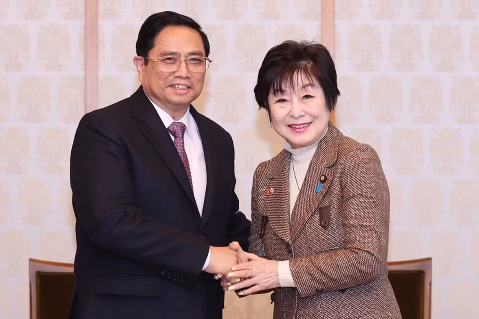 Thủ tướng Phạm Minh Chính và Chủ tịch Thượng viện Nhật Bản Santo Akiko chụp ảnh chung. (Ảnh: Dương Giang/TTXVN)