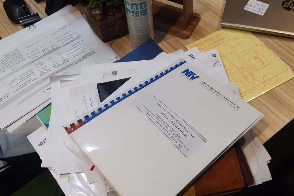 Rất nhiều tài liệu quan trọng bị lực lượng chức năng niêm phong và thu giữ tại trụ sở FLC. (Ảnh: Phạm Kiên/TTXVN)
