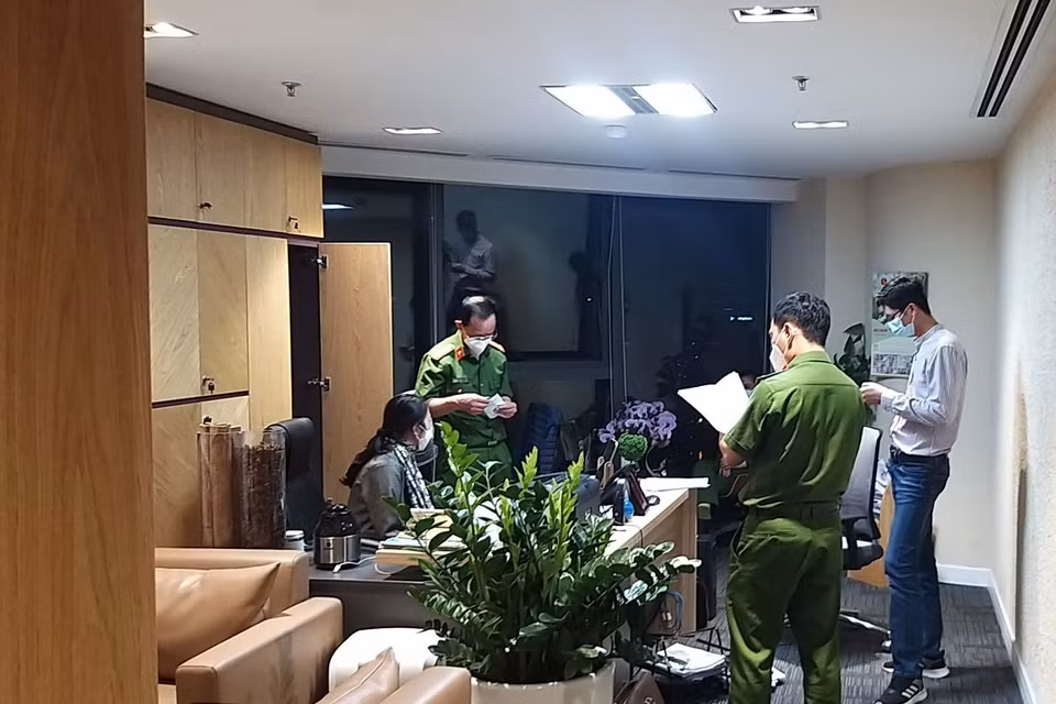 Lực lượng chức năng khám xét và thu giữ tài liệu tại trụ sở FLC. (Ảnh: Phạm Kiên/TTXVN)