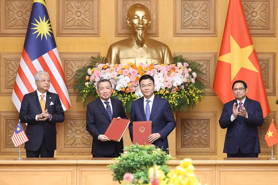 Bộ trưởng Bộ Tư pháp Lê Thành Long và Tổng Chưởng lý Malaysia Tan Sri Idrus Bin Harun trao đổi Bản ghi nhớ giữa Chính phủ Việt Nam và Chính phủ Malaysia về hợp tác pháp luật. (Ảnh: Dương Giang/TTXVN)