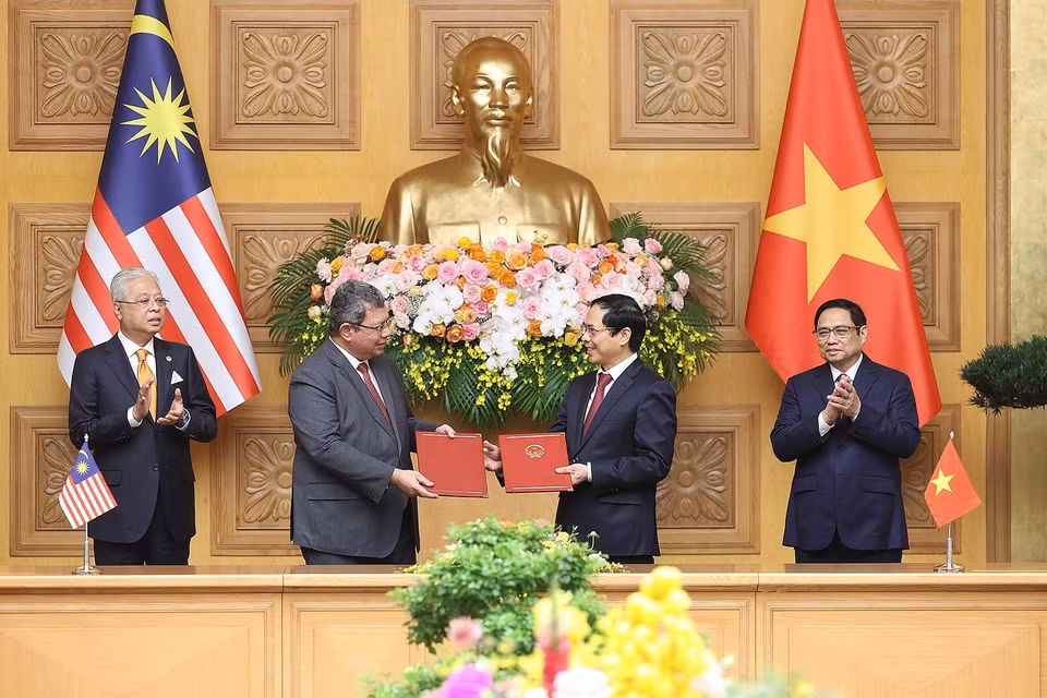 Bộ trưởng Bộ Ngoại giao Bùi Thanh Sơn và Bộ trưởng Ngoại giao Malaysia Dato' Sri Saifuddin bin Abdullah trao đổi Ý định thư về hợp tác giữa Học viện Ngoại giao của Bộ Ngoại giao hai nước. (Ảnh: Dương Giang/TTXVN)