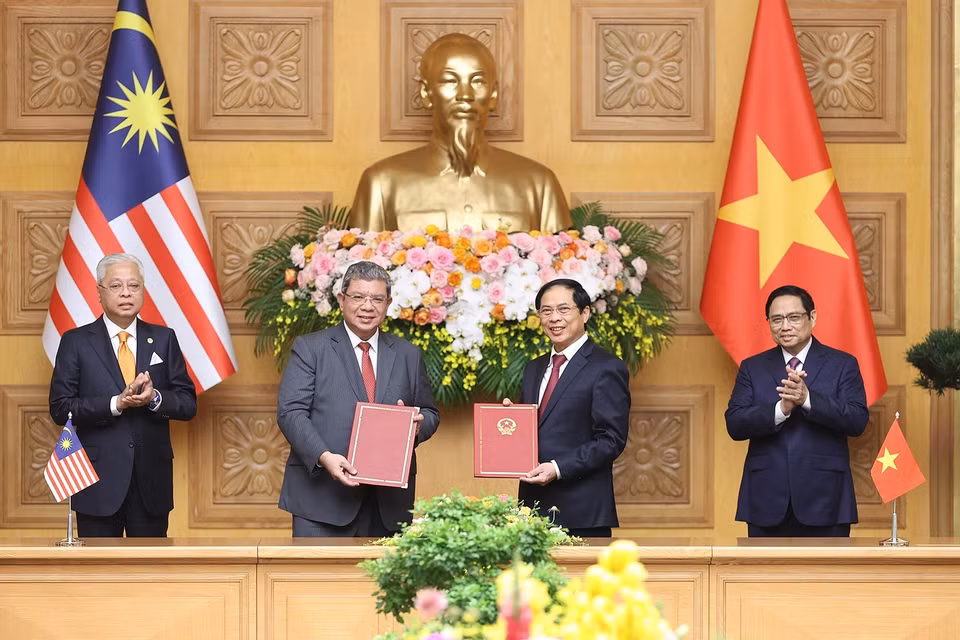 Bộ trưởng Bộ Ngoại giao Bùi Thanh Sơn và Bộ trưởng Ngoại giao Malaysia Dato' Sri Saifuddin bin Abdullah trao đổi Ý định thư về hợp tác giữa Học viện Ngoại giao của Bộ Ngoại giao hai nước. (Ảnh: Dương Giang/TTXVN)