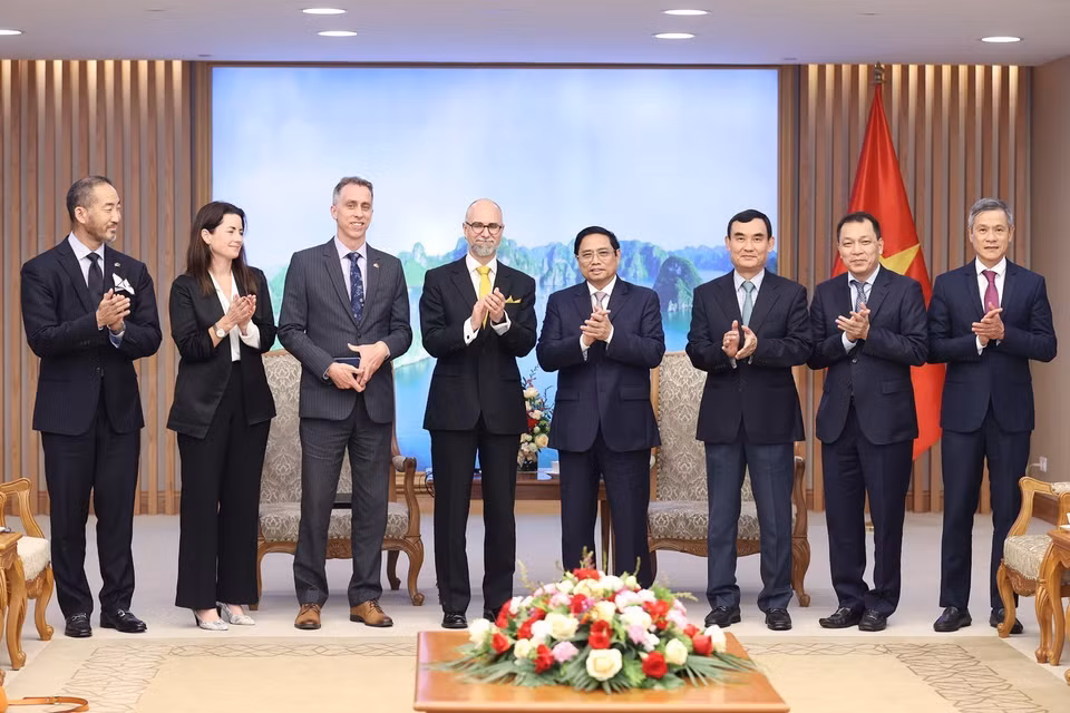 Thủ tướng Phạm Minh Chính và Đại sứ Canada Shawn Steil cùng thành viên đoàn hai nước. (Ảnh: Dương Giang/TTXVN)