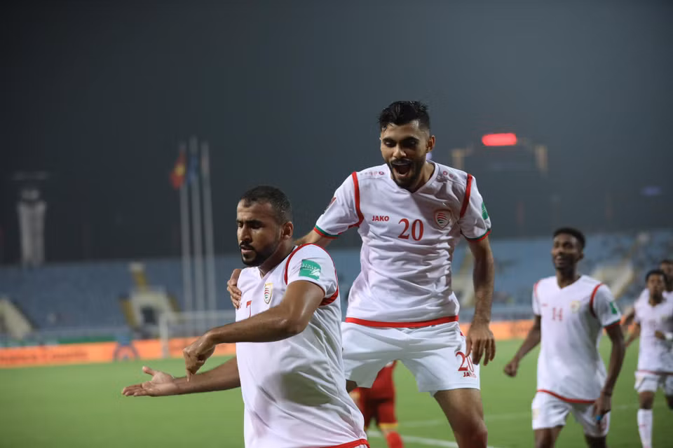 Khalid Al Hajri là người đã tạo nên sự khác biệt với pha đánh đầu hiểm, đánh bại thủ thành Nguyên Mạnh để ghi bàn thắng duy nhất trận đấu. (Ảnh: Tá Hiển/Vietnam+) 