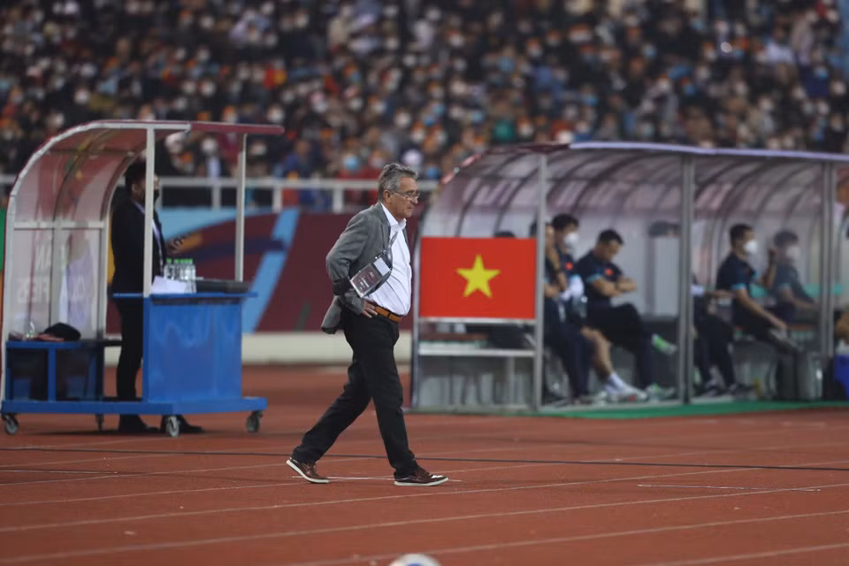 Bên kia chiến tuyến, huấn luyện viên Oman có phần không hài lòng khi mà đội nhà không thể ghi bàn. (Ảnh: Tá Hiển/Vietnam+)