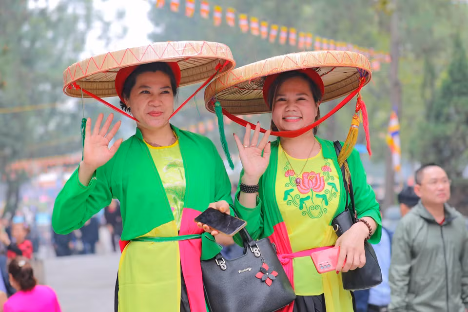 Hội Lim là thời khắc phô diễn rực rỡ và tập trung tinh hoa văn hóa dân tộc Việt trên vùng quê Kinh Bắc nên du khách đã một lần “đi trẩy hội Lim,” hẳn sẽ đến hẹn lại lên. (Ảnh: Thanh Tùng/TTXVN)