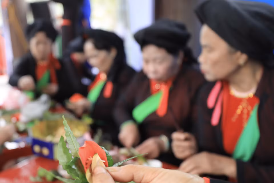 Những miếng trầu têm cánh phượng được các liền chị chuẩn bị mời du khách thập phương. (Ảnh: Nhật Anh/TTXVN)