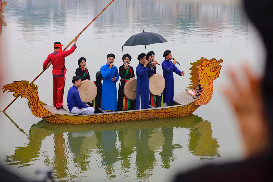 Hát quan họ trên thuyền. (Ảnh: Thanh Tùng/TTXVN)