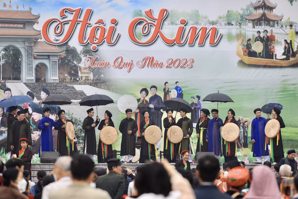 Trình diễn hát giao duyên quan họ trong ngày hội. (Ảnh: Nhật Anh/TTXVN)