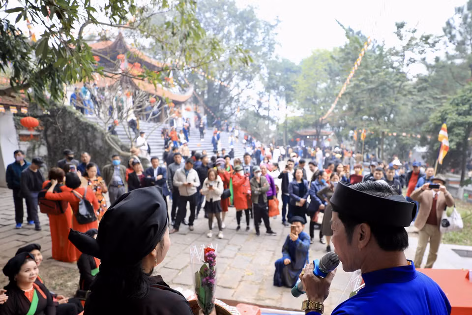 Các liền anh, liền chị trình diễn màn hát giao duyên quan họ trong ngày hội. (Ảnh: Nhật Anh/TTXVN)