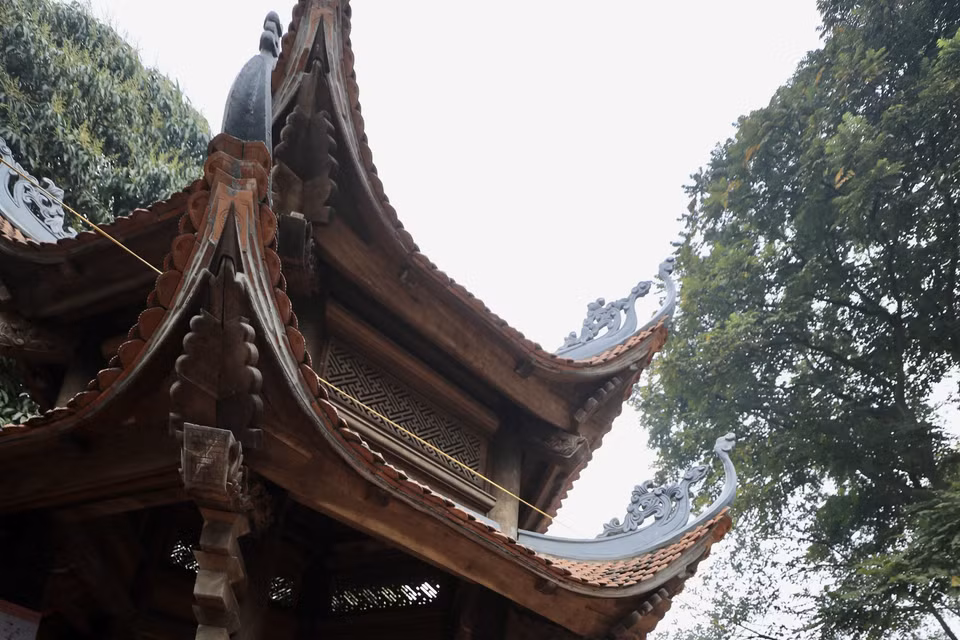 Các liền anh, liền chị trình diễn màn hát giao duyên quan họ trong ngày hội. (Ảnh: Nhật Anh/TTXVN)