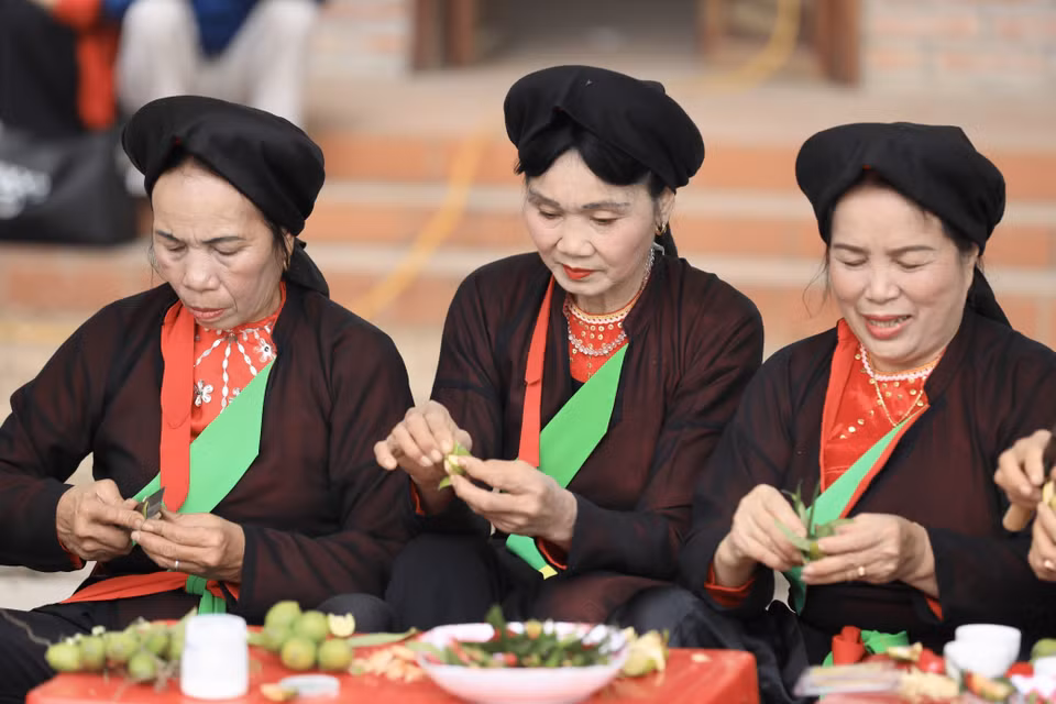 Những miếng trầu têm cánh phượng được các liền chị chuẩn bị mời du khách thập phương. (Ảnh: Nhật Anh/TTXVN)