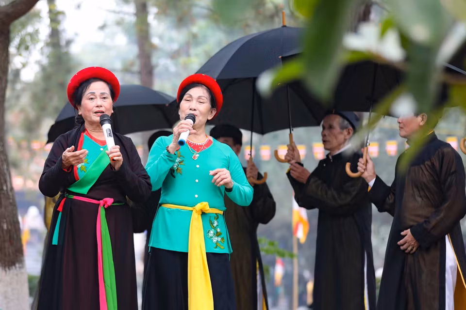 Về với hội Lim là dịp về với một vùng nước non kỳ thú, về với sinh hoạt văn hóa dân gian đặc sắc nhất của Kinh Bắc - Bắc Ninh và tham dự sinh hoạt văn hóa Quan họ - Di sản văn hóa phi vật thể của nhân loại. (Ảnh: Thanh Tùng/TTXVN)